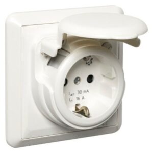 Vikavirtasuojattu pistorasia RS16 30mA IP44